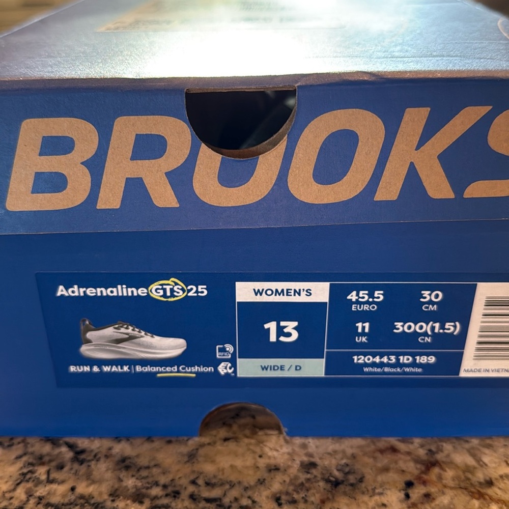 Brand new Brooks Adrenaline Gts 25